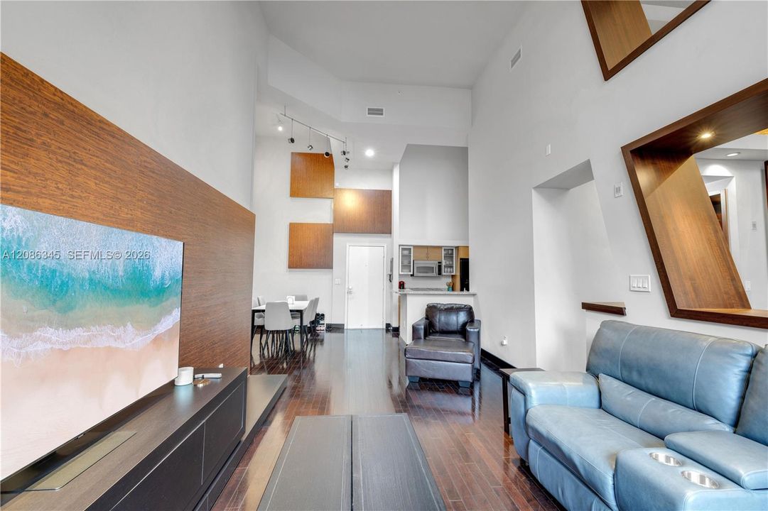 For Sale: $419,000 (2 beds, 2 baths, 1070 Square Feet)