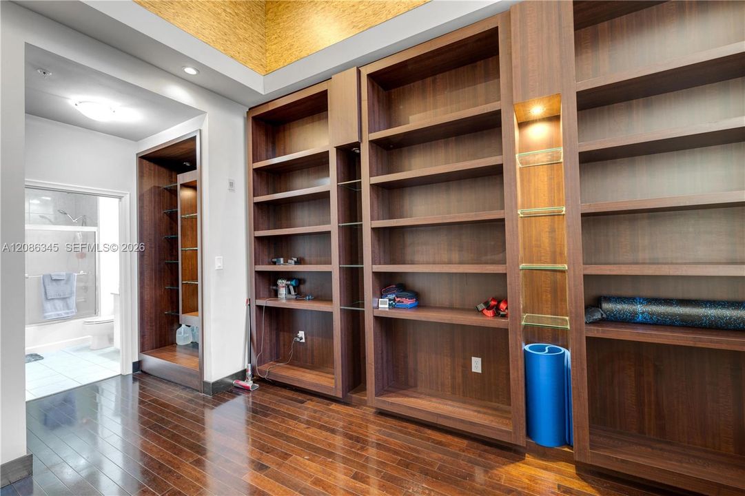 For Sale: $419,000 (2 beds, 2 baths, 1070 Square Feet)