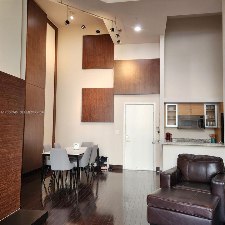 For Sale: $419,000 (2 beds, 2 baths, 1070 Square Feet)
