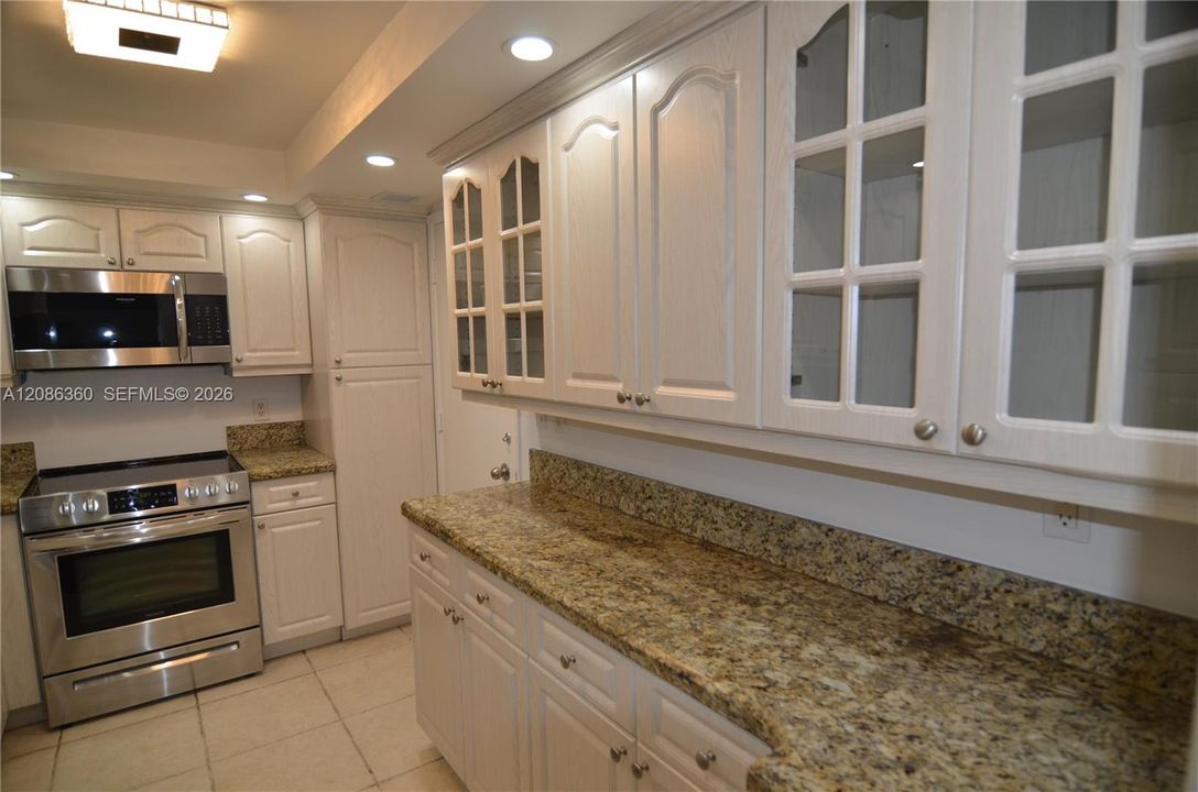 For Rent: $2,500 (1 beds, 1 baths, 938 Square Feet)