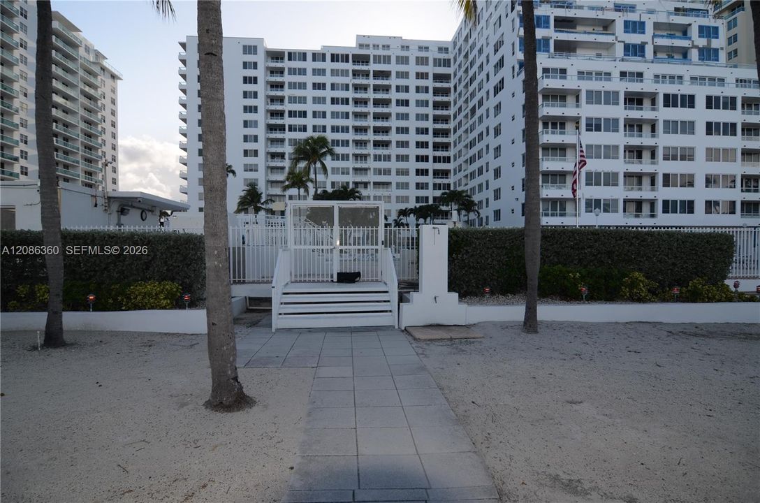 For Rent: $2,500 (1 beds, 1 baths, 938 Square Feet)