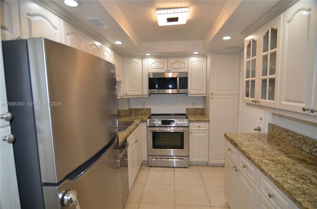 For Rent: $2,500 (1 beds, 1 baths, 938 Square Feet)