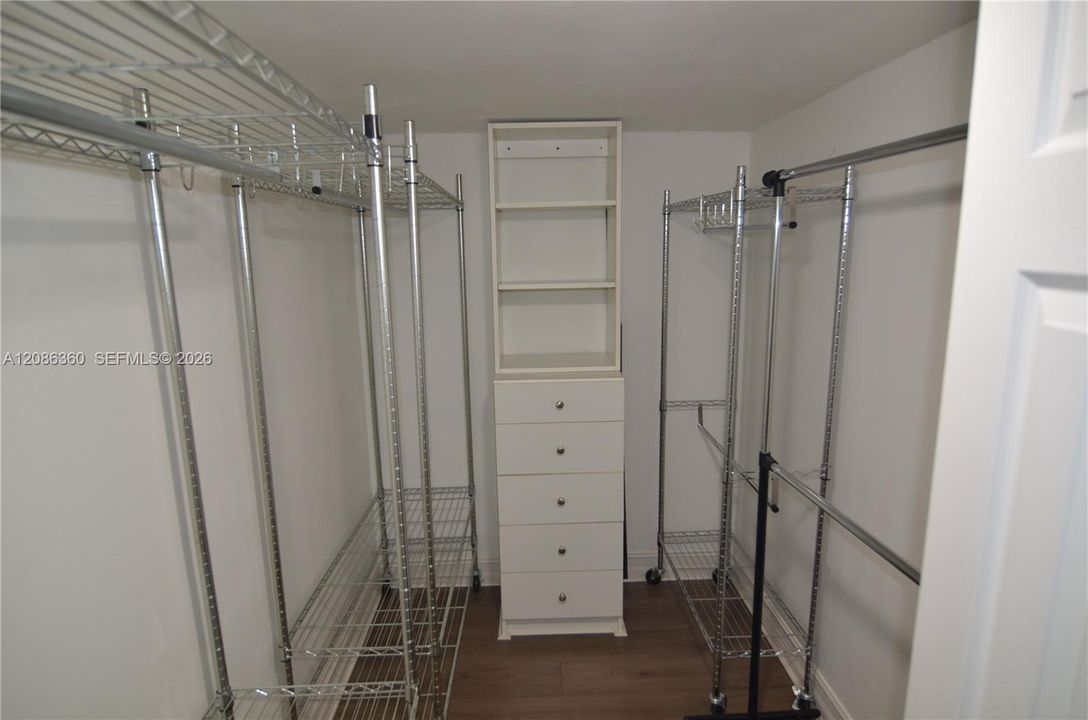 For Rent: $2,500 (1 beds, 1 baths, 938 Square Feet)