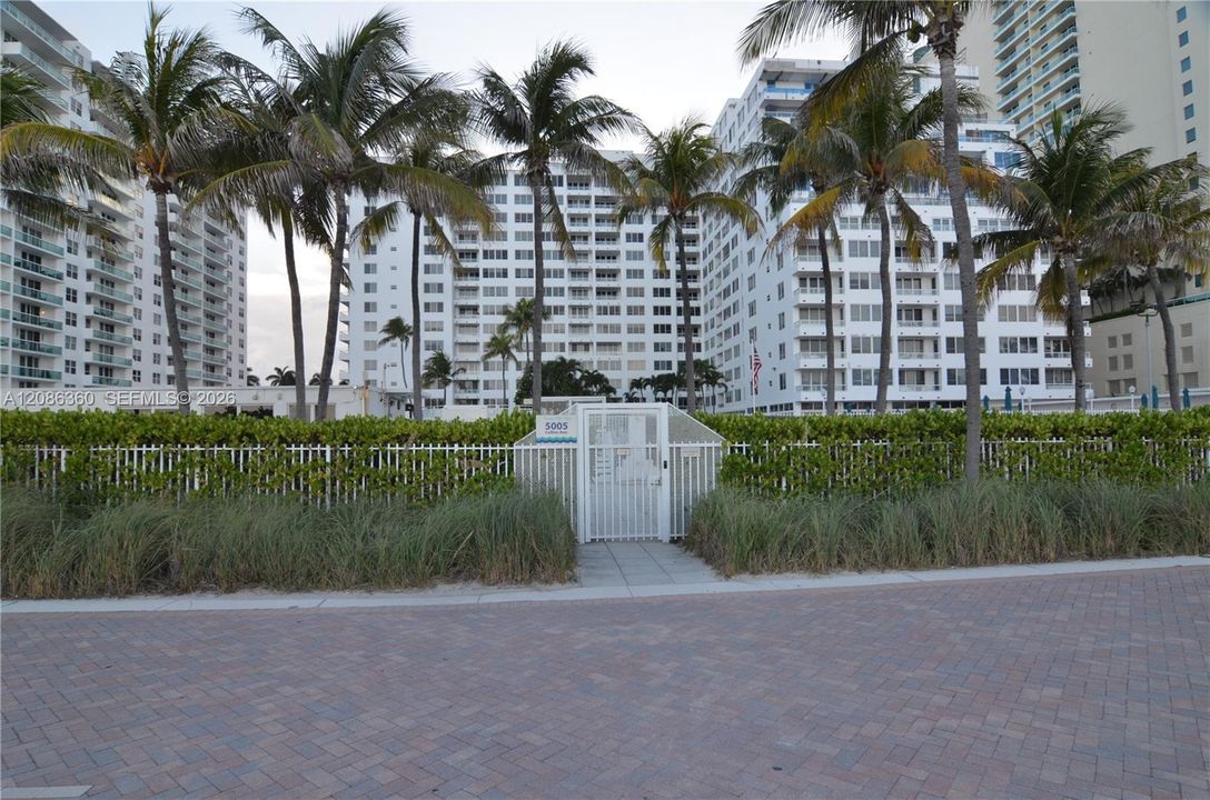 For Rent: $2,500 (1 beds, 1 baths, 938 Square Feet)