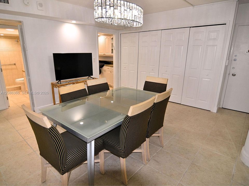 For Rent: $2,500 (1 beds, 1 baths, 938 Square Feet)