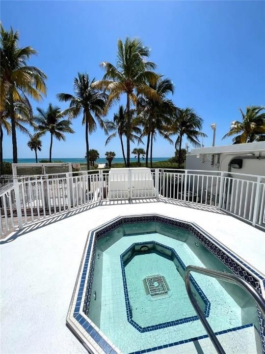 For Rent: $2,500 (1 beds, 1 baths, 938 Square Feet)