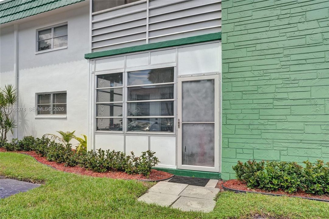 For Sale: $110,000 (1 beds, 1 baths, 928 Square Feet)