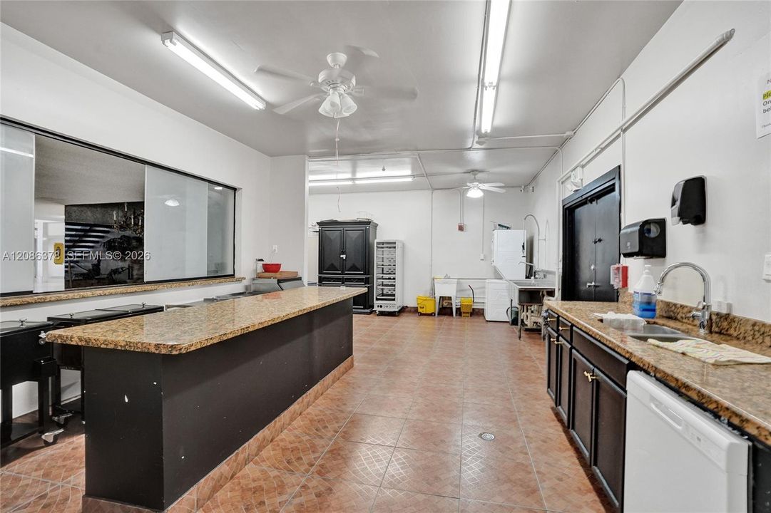 For Sale: $110,000 (1 beds, 1 baths, 928 Square Feet)