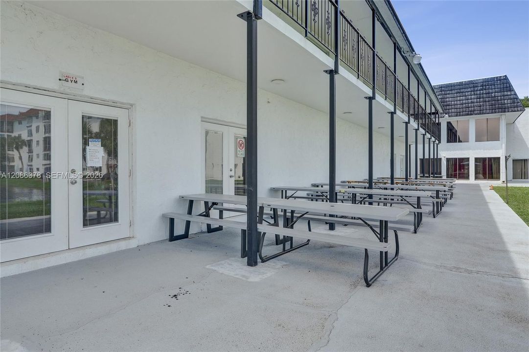 For Sale: $110,000 (1 beds, 1 baths, 928 Square Feet)