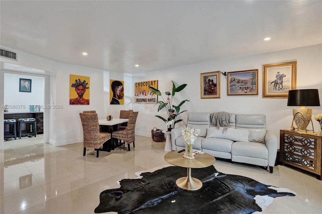 For Sale: $110,000 (1 beds, 1 baths, 928 Square Feet)