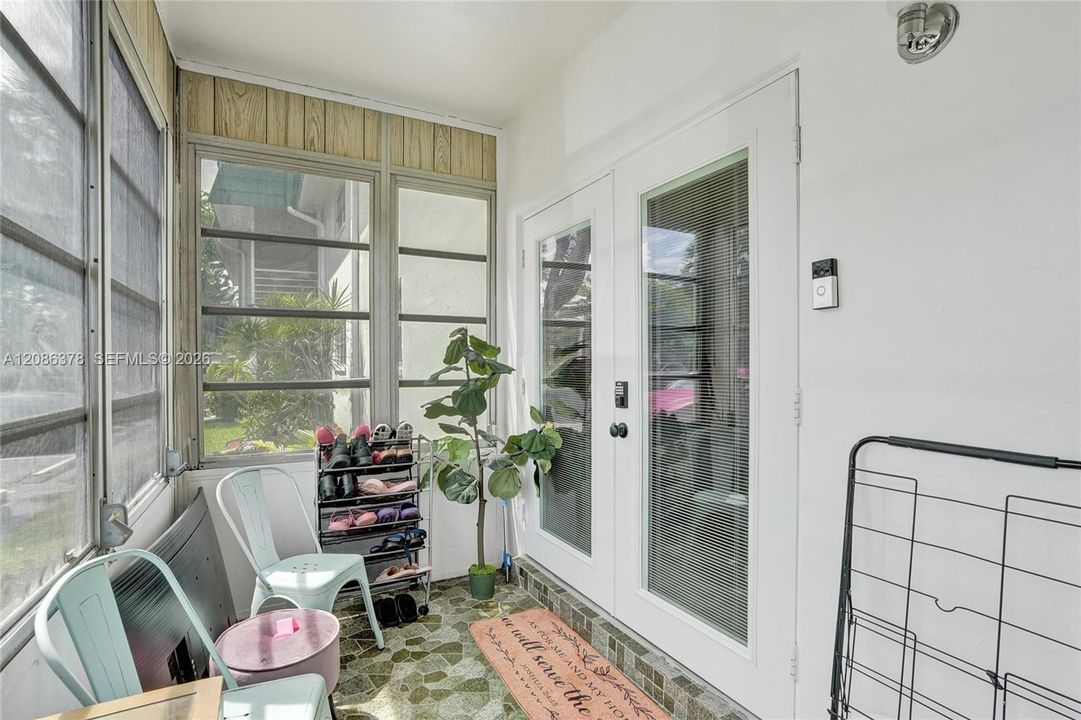 For Sale: $110,000 (1 beds, 1 baths, 928 Square Feet)