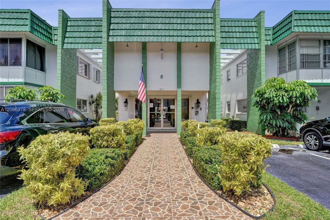 For Sale: $110,000 (1 beds, 1 baths, 928 Square Feet)