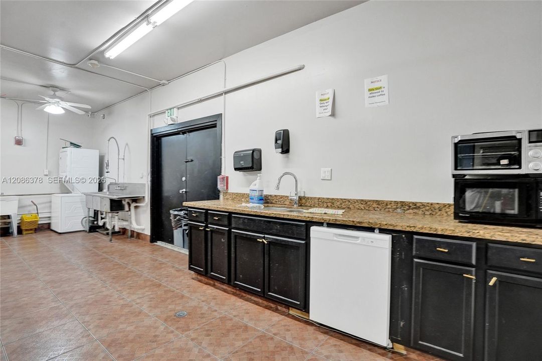 For Sale: $110,000 (1 beds, 1 baths, 928 Square Feet)