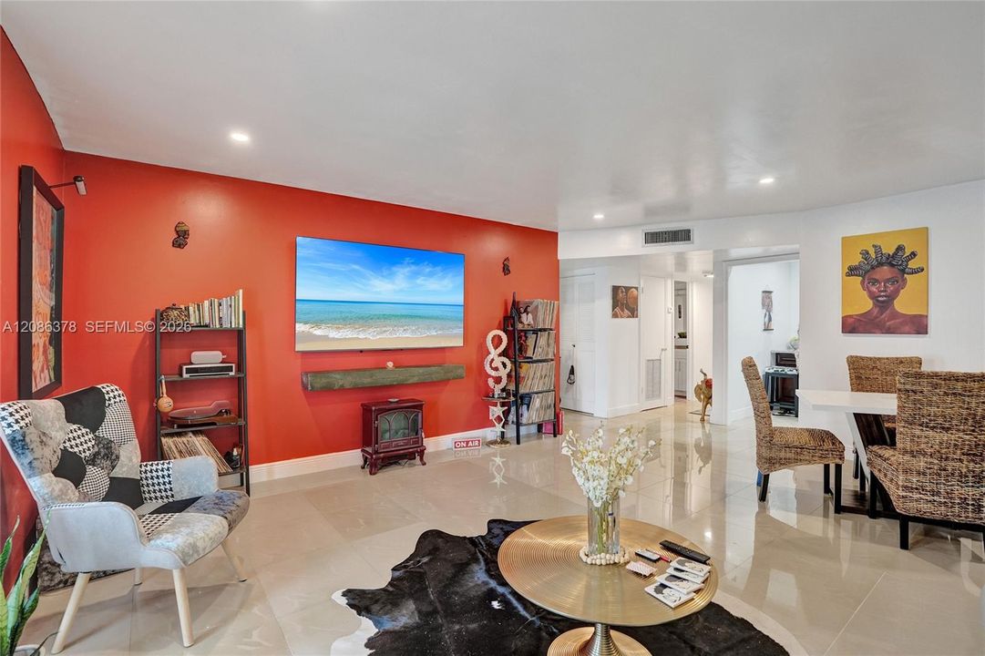 For Sale: $110,000 (1 beds, 1 baths, 928 Square Feet)