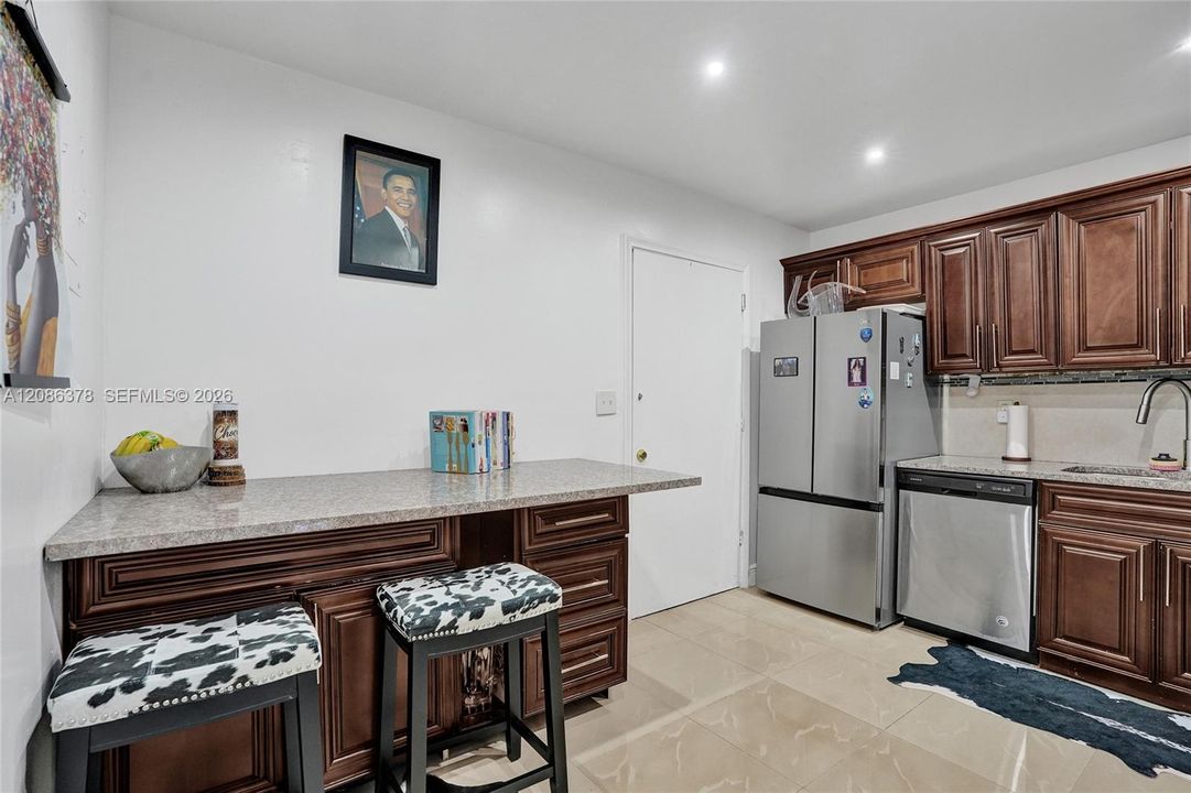 For Sale: $110,000 (1 beds, 1 baths, 928 Square Feet)