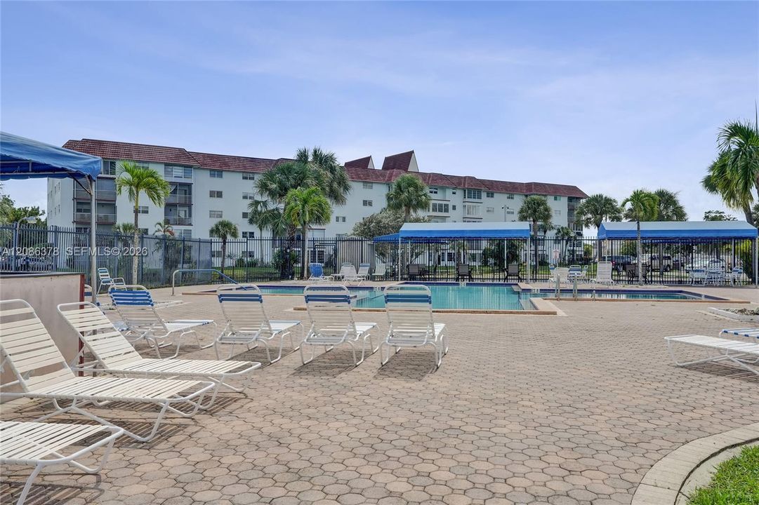 For Sale: $110,000 (1 beds, 1 baths, 928 Square Feet)