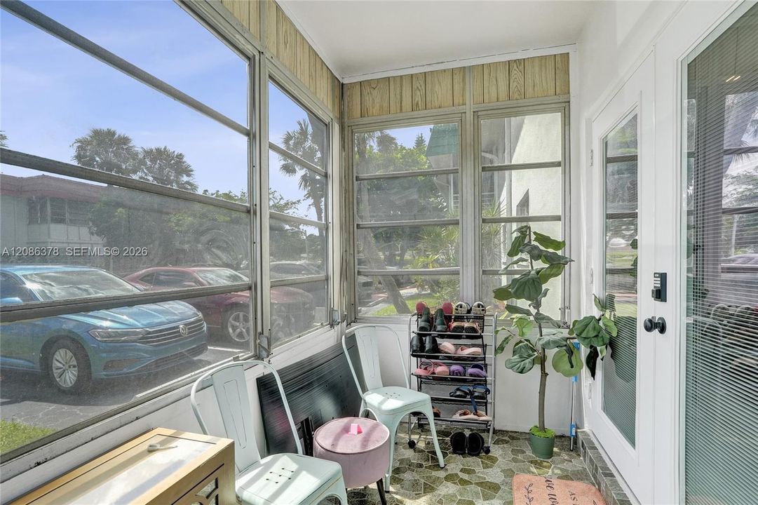 For Sale: $110,000 (1 beds, 1 baths, 928 Square Feet)