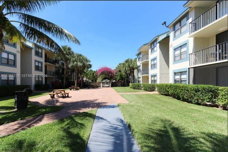 For Sale: $185,000 (2 beds, 2 baths, 728 Square Feet)