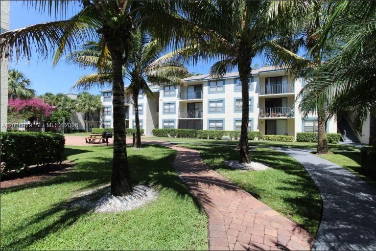 For Sale: $185,000 (2 beds, 2 baths, 728 Square Feet)