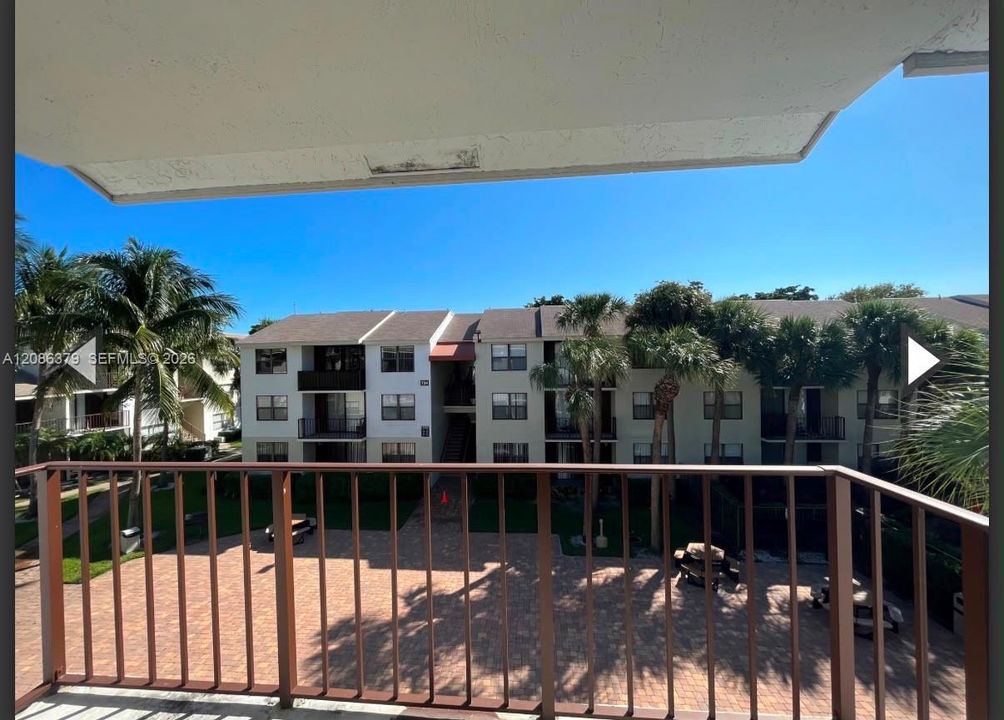 For Sale: $185,000 (2 beds, 2 baths, 728 Square Feet)