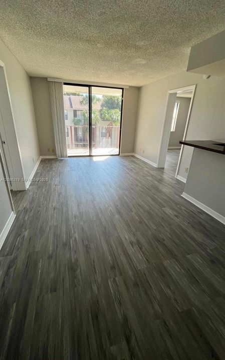 For Sale: $185,000 (2 beds, 2 baths, 728 Square Feet)