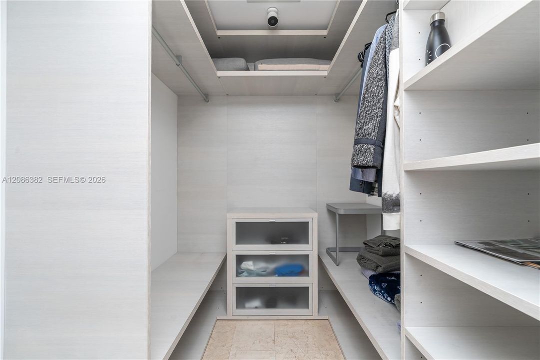 合同活跃: $6,400 (2 贝兹, 2 浴室, 1270 平方英尺)
