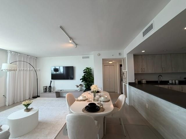 For Rent: $3,700 (2 beds, 227 baths, 750 Square Feet)