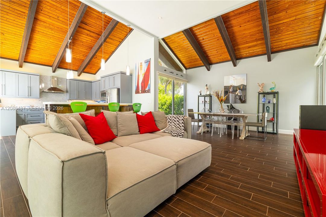 En Venta: $673,900 (3 camas, 2 baños, 1953 Pies cuadrados)