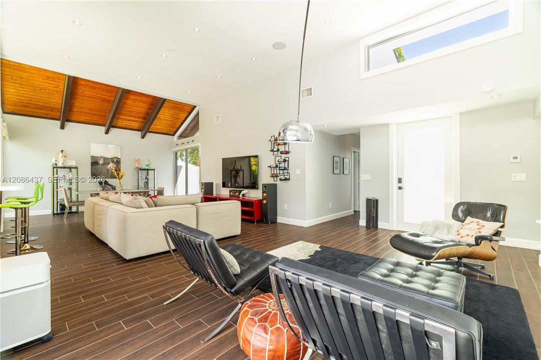 En Venta: $673,900 (3 camas, 2 baños, 1953 Pies cuadrados)