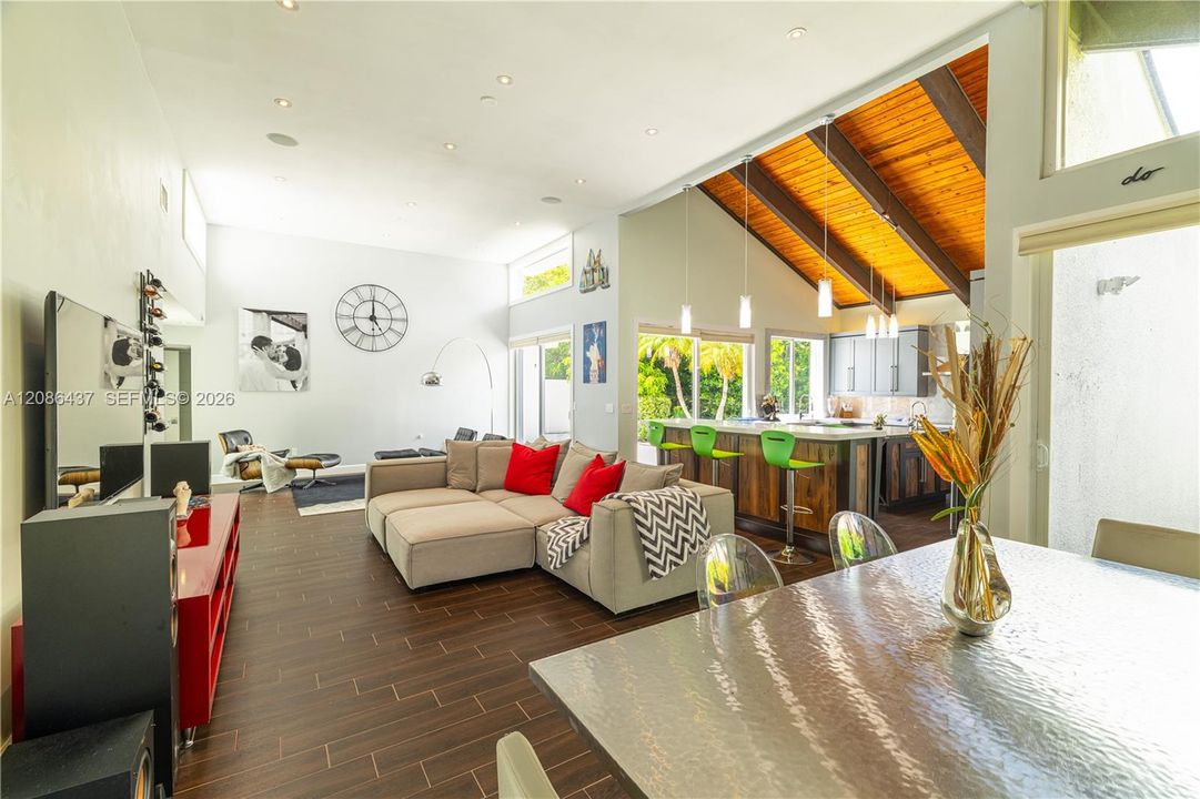 En Venta: $673,900 (3 camas, 2 baños, 1953 Pies cuadrados)