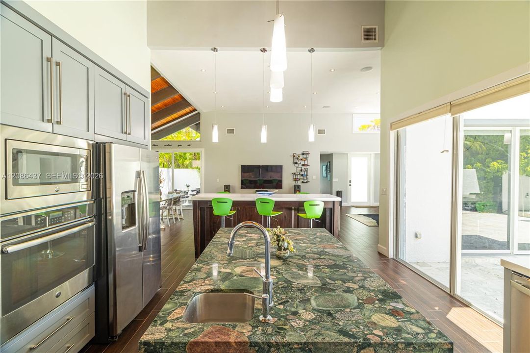 En Venta: $673,900 (3 camas, 2 baños, 1953 Pies cuadrados)