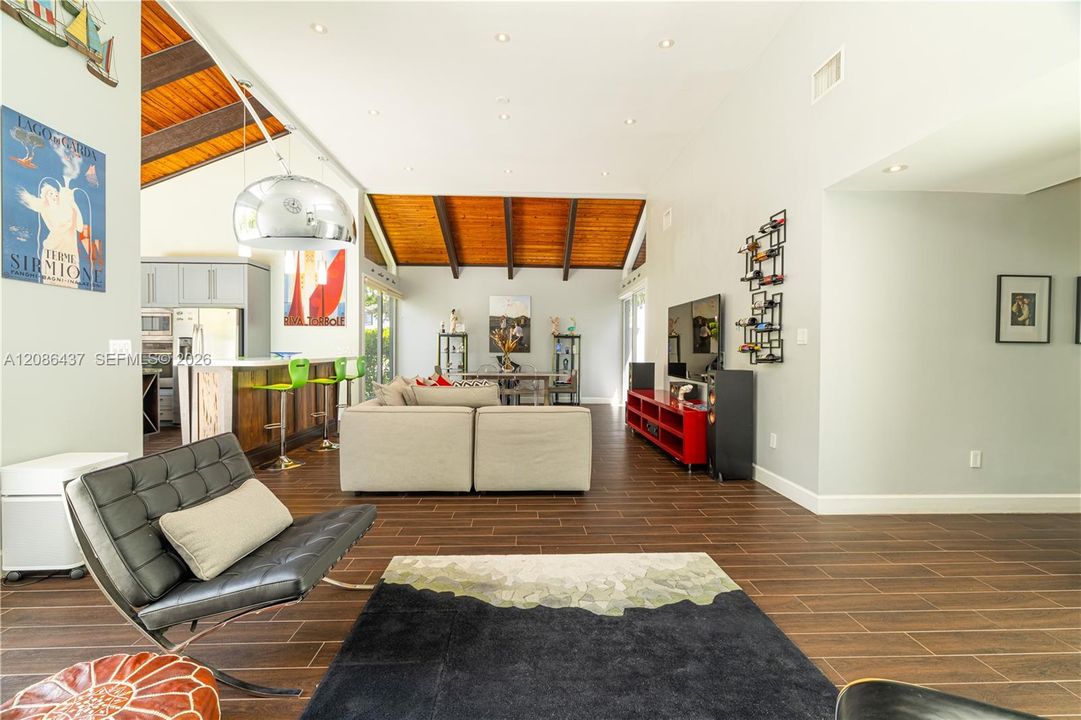 En Venta: $673,900 (3 camas, 2 baños, 1953 Pies cuadrados)