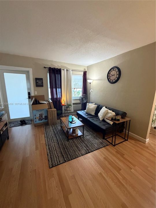 For Sale: $210,500 (1 beds, 1 baths, 580 Square Feet)