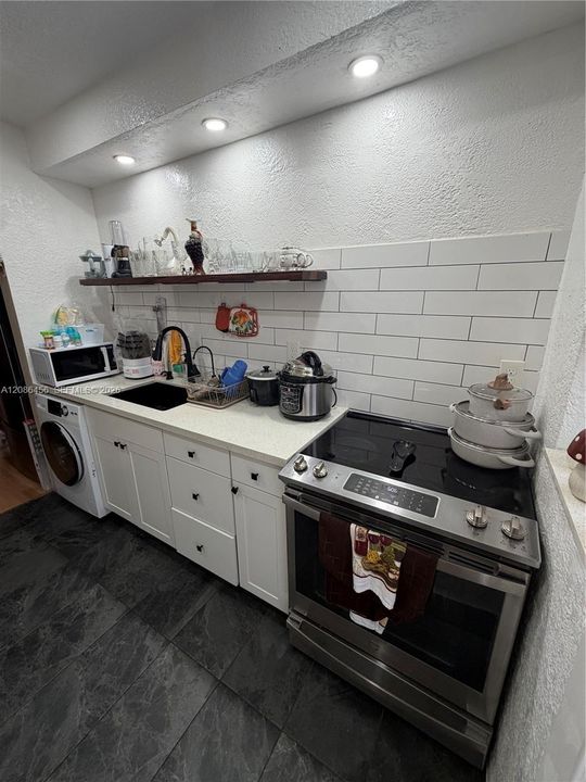 For Sale: $210,500 (1 beds, 1 baths, 580 Square Feet)