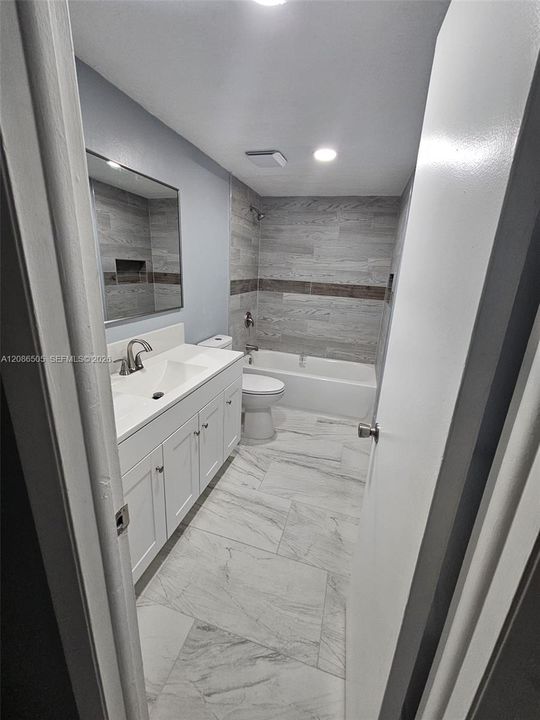 For Rent: $1,900 (2 beds, 1 baths, 878 Square Feet)