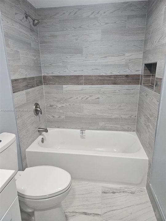 For Rent: $1,900 (2 beds, 1 baths, 878 Square Feet)
