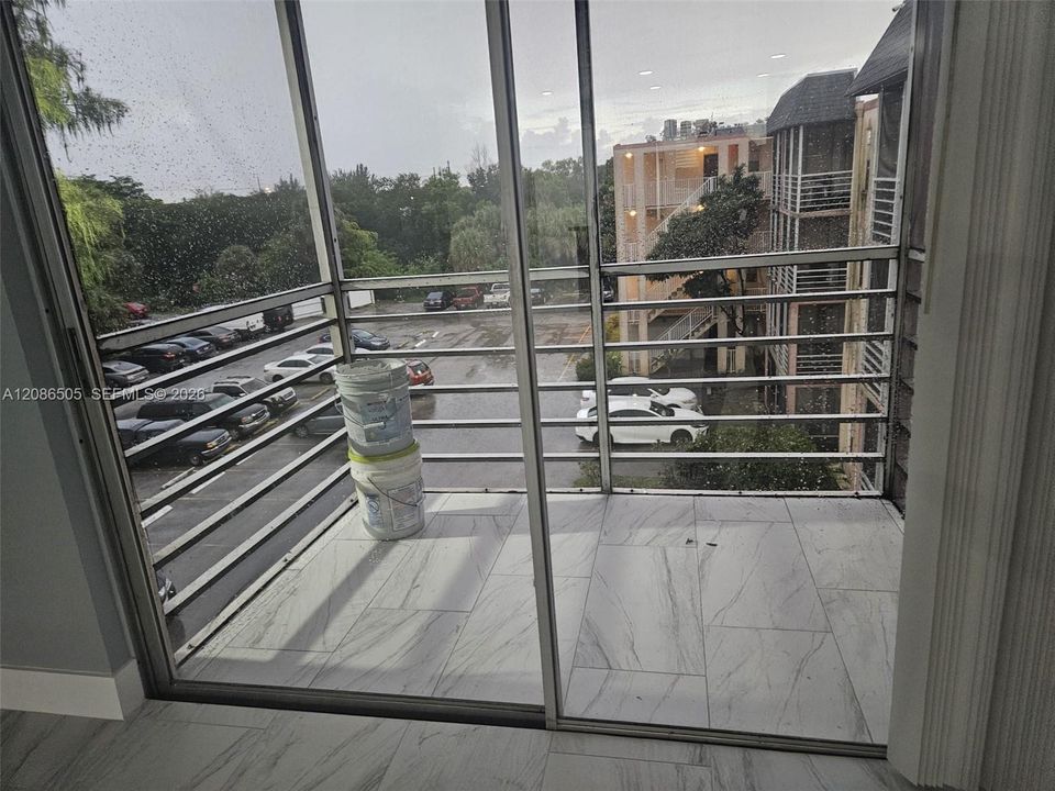 For Rent: $1,900 (2 beds, 1 baths, 878 Square Feet)