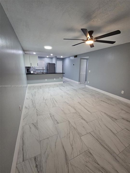 For Rent: $1,900 (2 beds, 1 baths, 878 Square Feet)