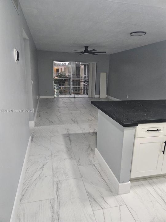 For Rent: $1,900 (2 beds, 1 baths, 878 Square Feet)