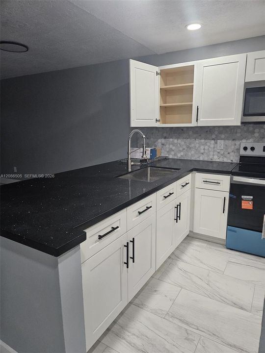 For Rent: $1,900 (2 beds, 1 baths, 878 Square Feet)