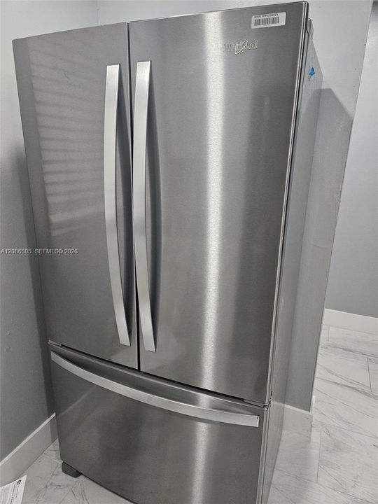For Rent: $1,900 (2 beds, 1 baths, 878 Square Feet)