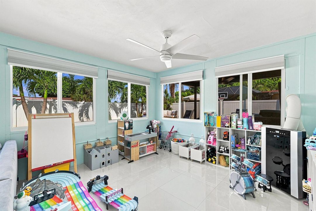 32_family room