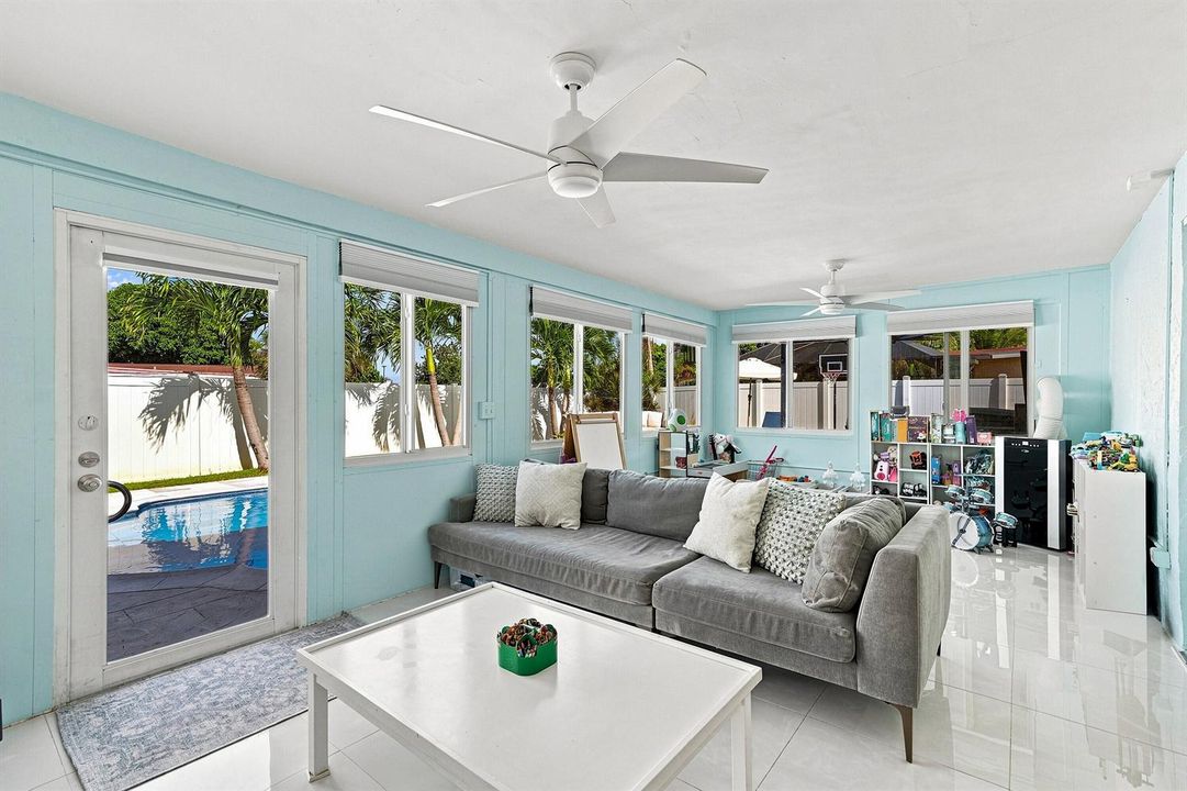 30_family room