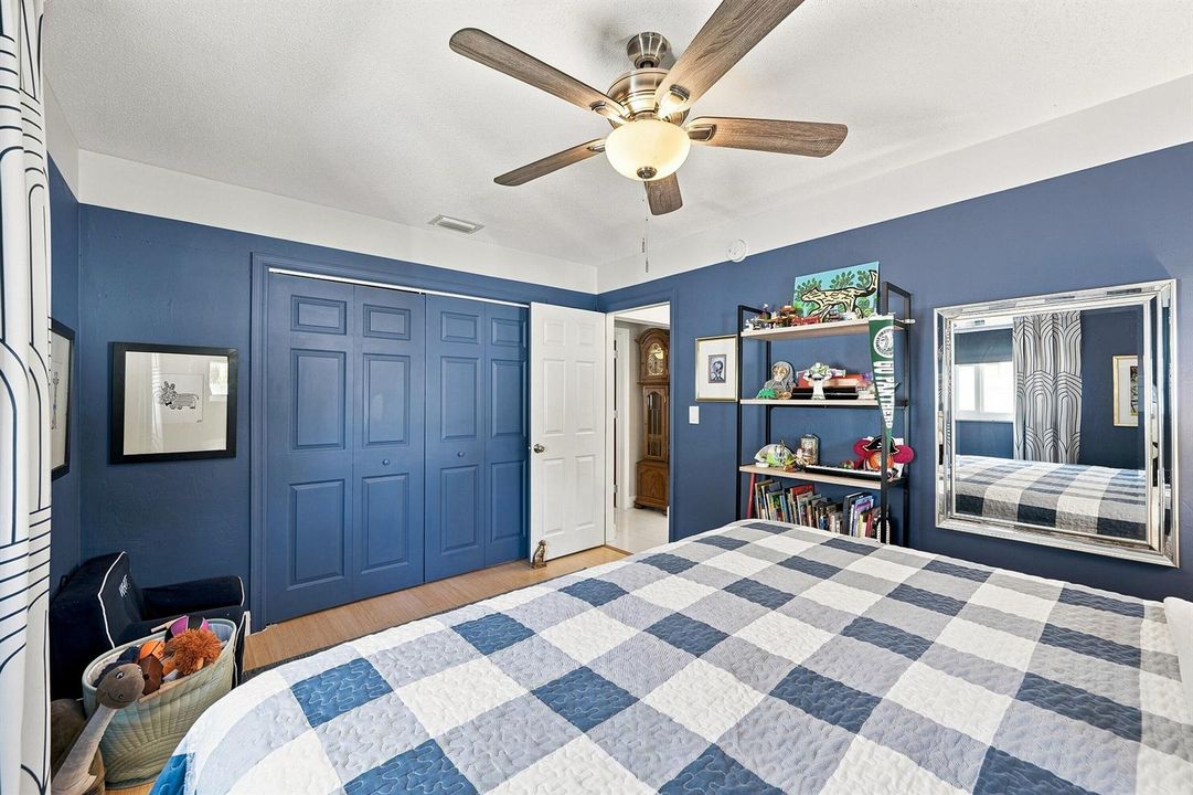 23_bedroom