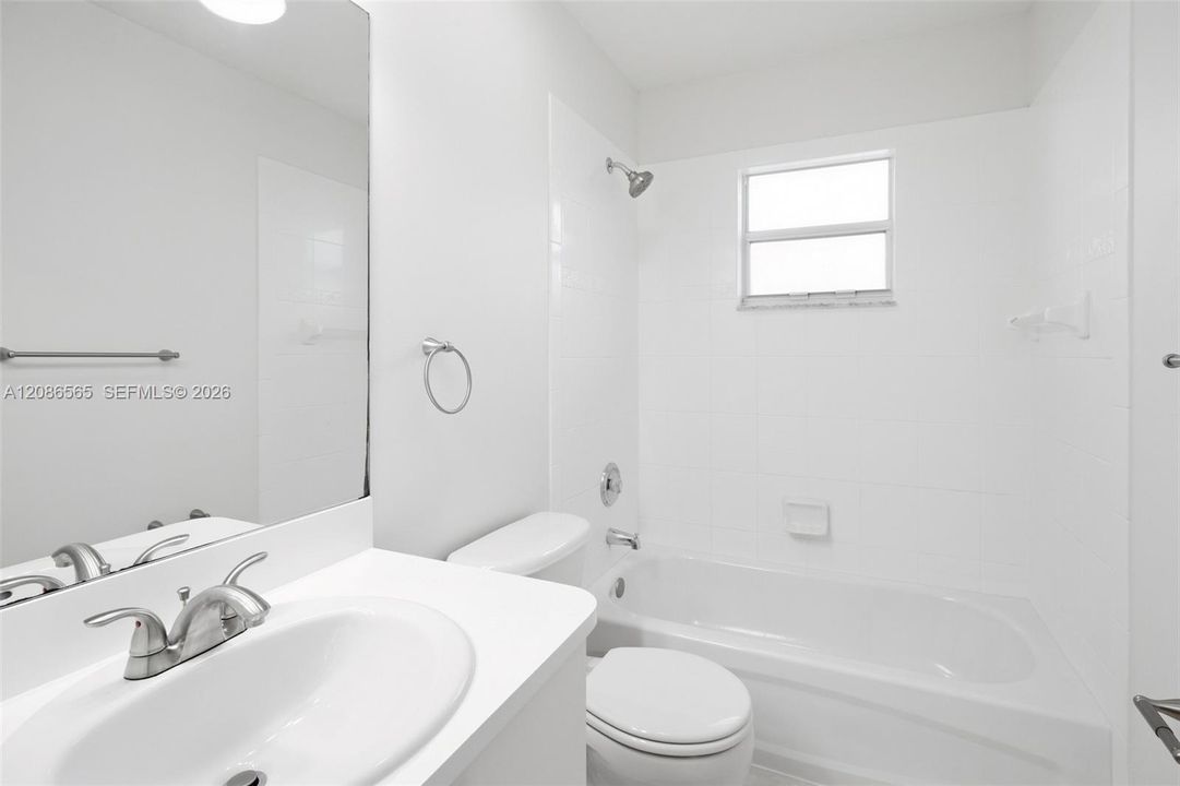 На продажу: $334,900 (3 спален, 2 ванн, 1305 Квадратных фут)