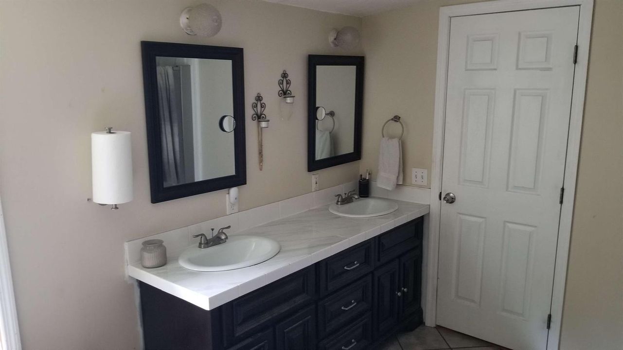 Master bathroom2
