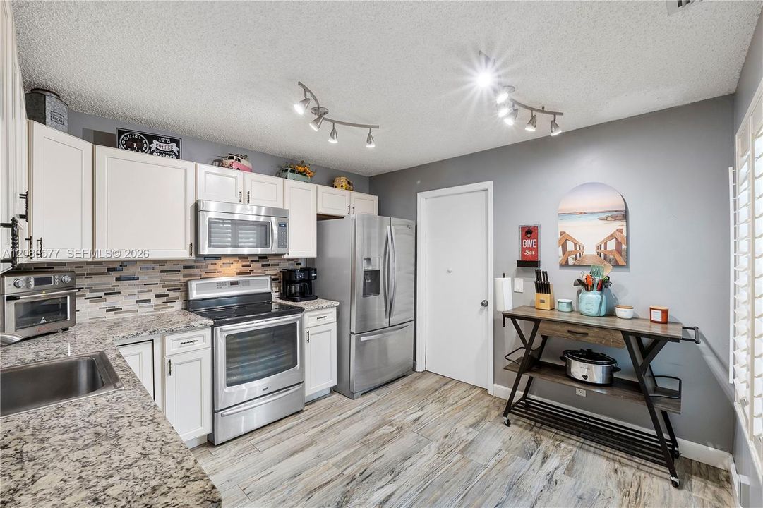 For Sale: $275,000 (3 beds, 2 baths, 1308 Square Feet)