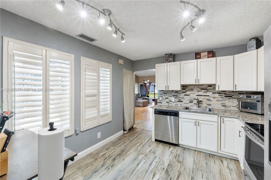 For Sale: $275,000 (3 beds, 2 baths, 1308 Square Feet)