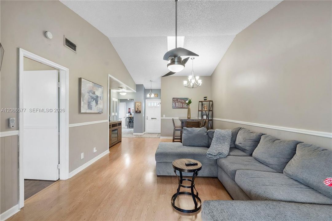 For Sale: $275,000 (3 beds, 2 baths, 1308 Square Feet)