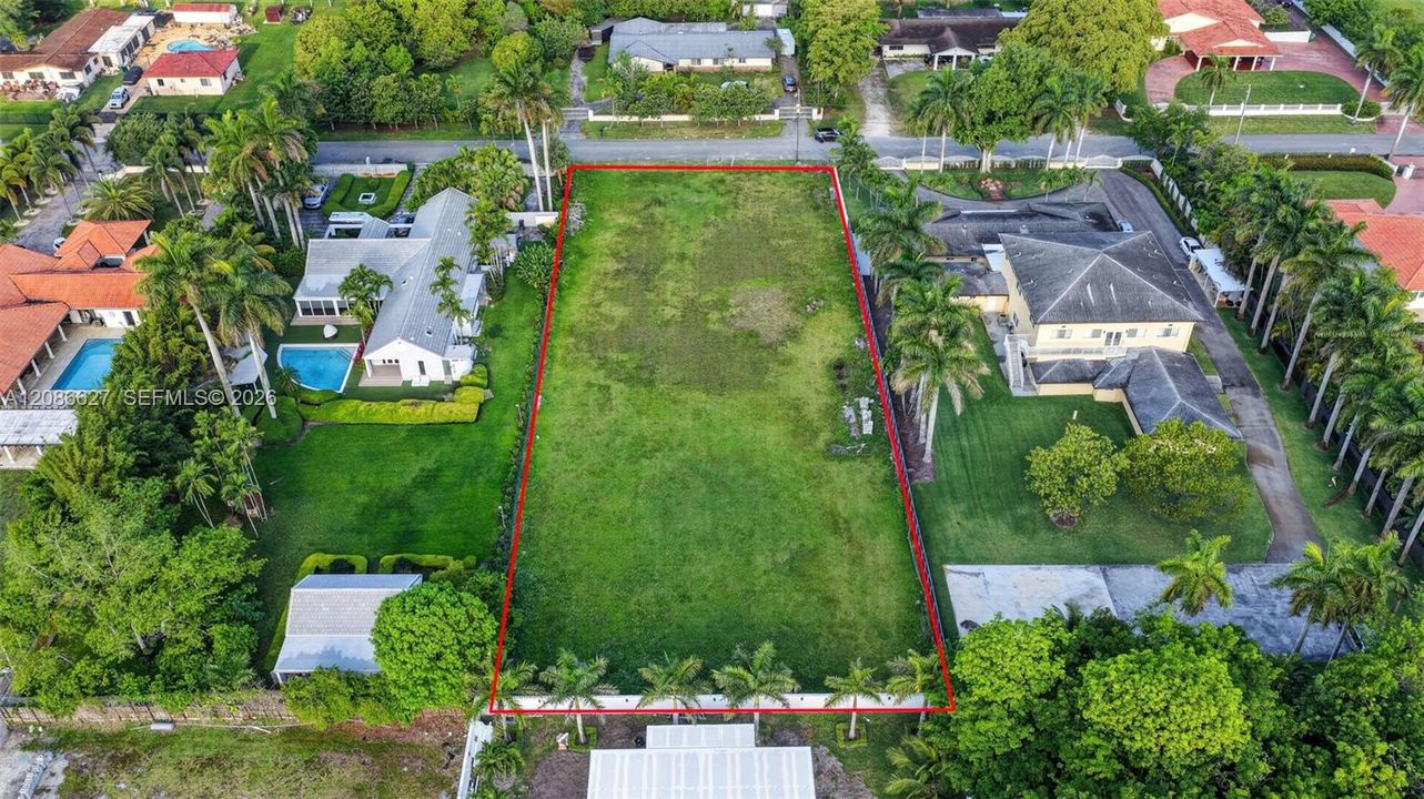 На продажу: $1,799,000 (0.79 acres)